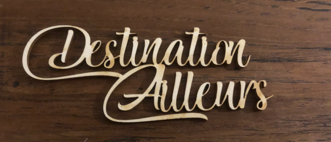 Destination ailleurs - Mot chipboard adhésif