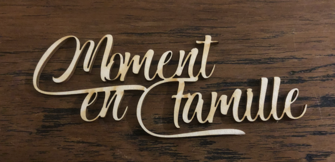 Moment en famille - Mot chipboard adhésif