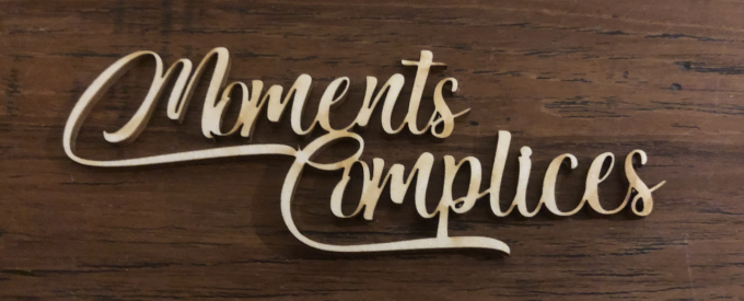 Moments complices - Mot chipboard adhésif