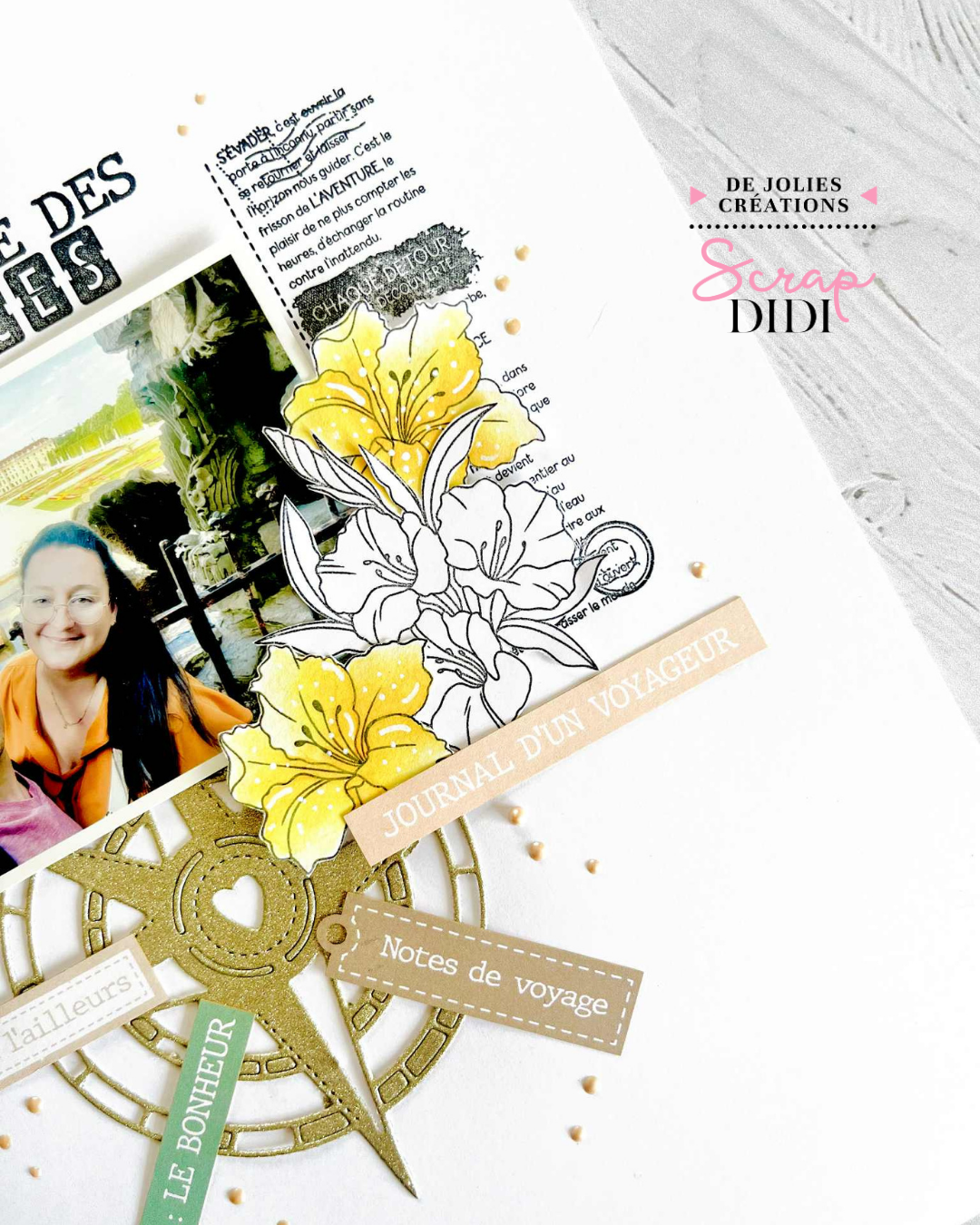 Duo d’étiquettes scrapbooking sur le thème du voyage avec embossage doré, colorisation à l’aquarelle et embellissements de la collection Carnet de bord – Scrap Didi