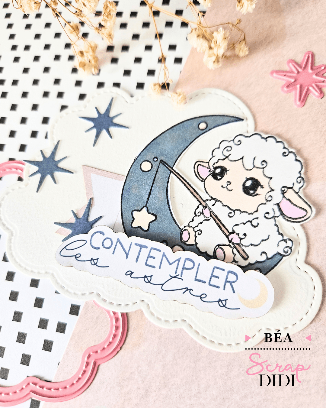 Saynète scrapbooking avec la box janvier février Scrap Didi, mouton dans la lune, base nuage et étoiles décoratives Saynète scrapbooking avec la box janvier février Scrap Didi, mouton dans la lune, base nuage et étoiles décoratives