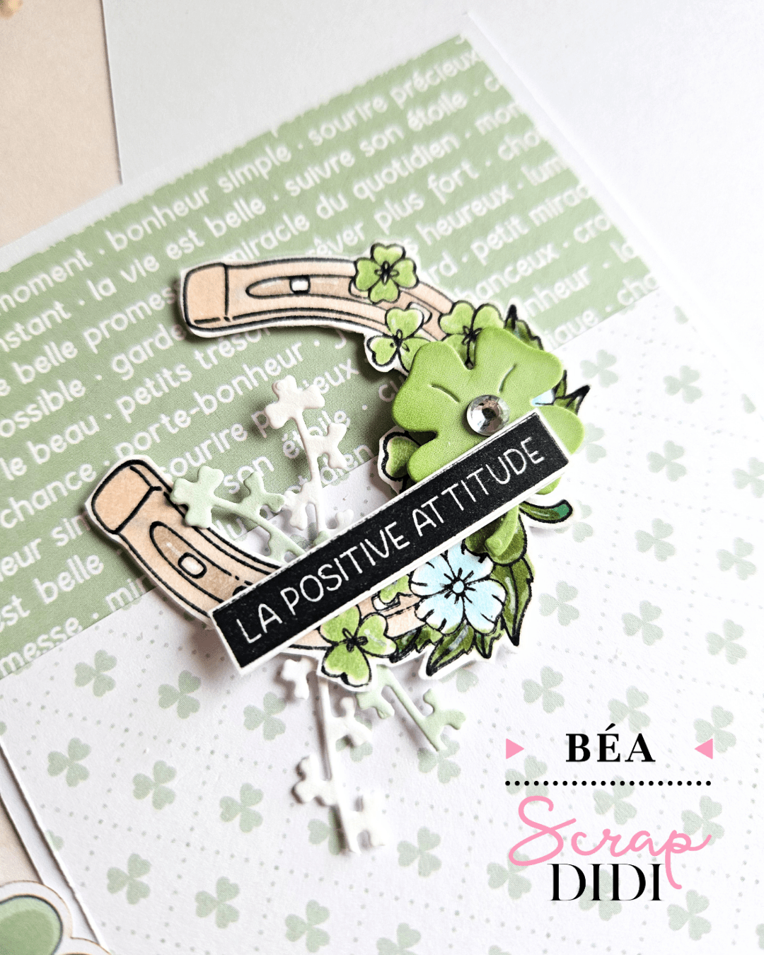 Carte scrapbooking Porte-bonheur fleuri de la Box C’est ma chance avec papiers imprimés, trèfle, feuillages et colorisation aux feutres Copics