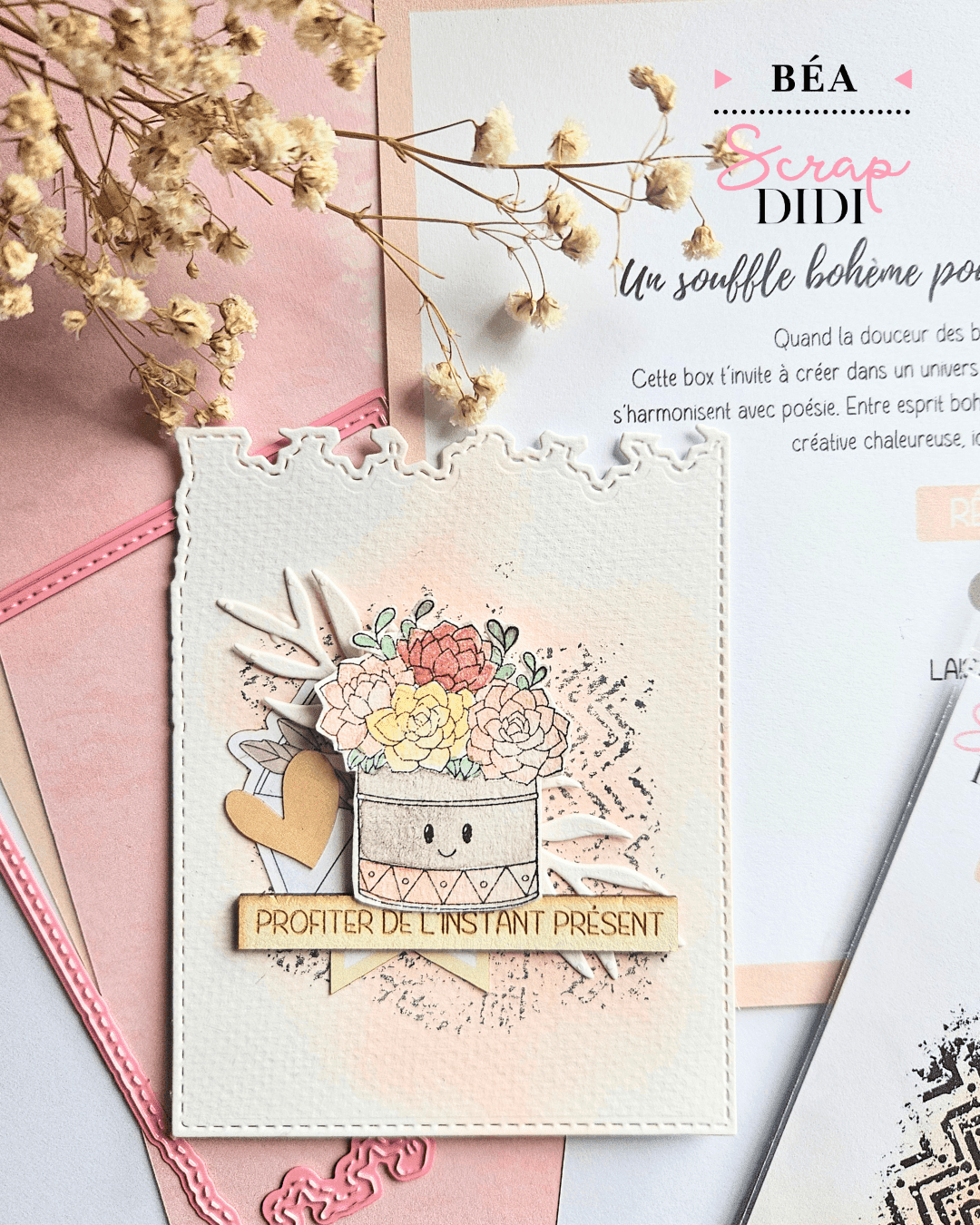 Étiquette scrap bohème avec fond rose distress oxide et feuillages Étiquette scrap bohème avec fond rose distress oxide et feuillages
