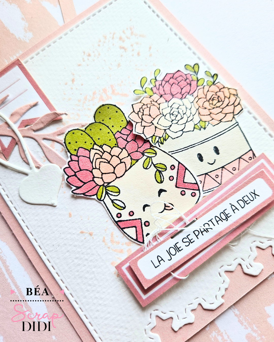 Étiquette scrap bohème florale avec fond grunge rose et feuillages Étiquette scrap bohème florale avec fond grunge rose et feuillages
