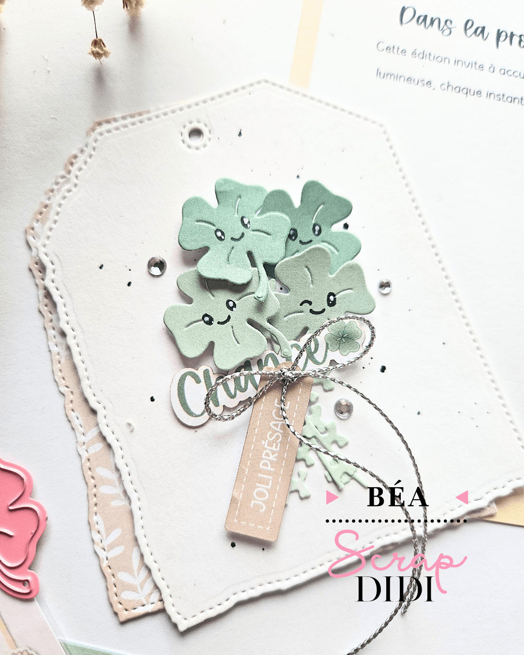 Étiquette scrapbooking porte-bonheur réalisée avec la Box C'est ma chance de Scrap Didi, bouquet de trèfles souriants, feuillages, deux die-cuts et petit nœud