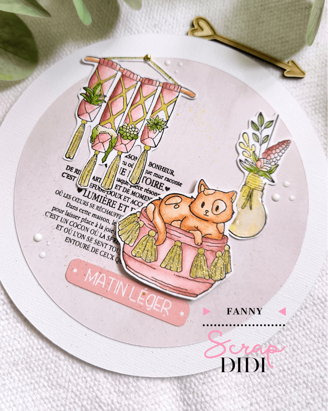 Carte ronde scrap avec chat de la collection Rêveries Bohémiennes et détails dorés Carte ronde scrap avec chat de la collection Rêveries Bohémiennes et détails dorés