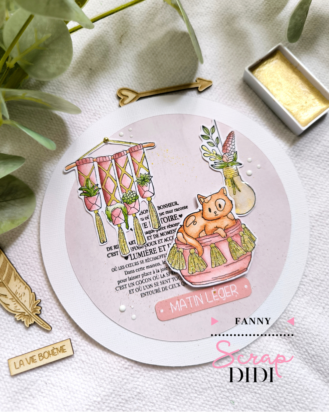 Carte ronde scrap avec chat de la collection Rêveries Bohémiennes et détails dorés Carte ronde scrap avec chat de la collection Rêveries Bohémiennes et détails dorés