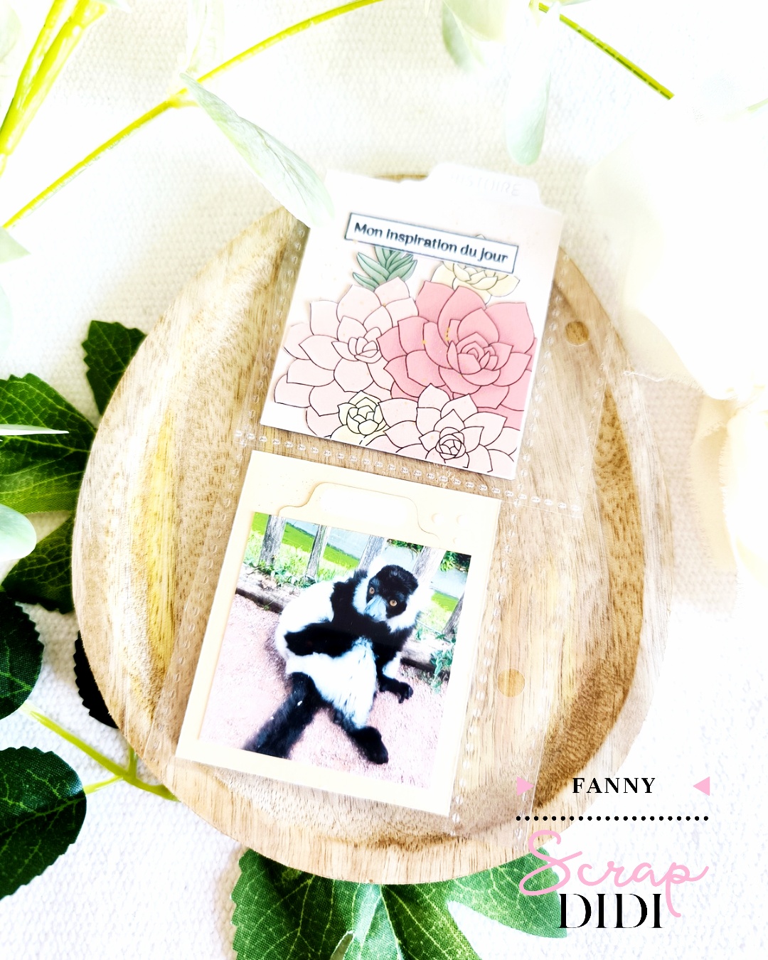 Carte gnome hivernal en scrapbooking avec ouverture ronde, flocon découpé et colorisation Derwent Inktense Carte gnome hivernal en scrapbooking avec ouverture ronde, flocon découpé et colorisation Derwent Inktense