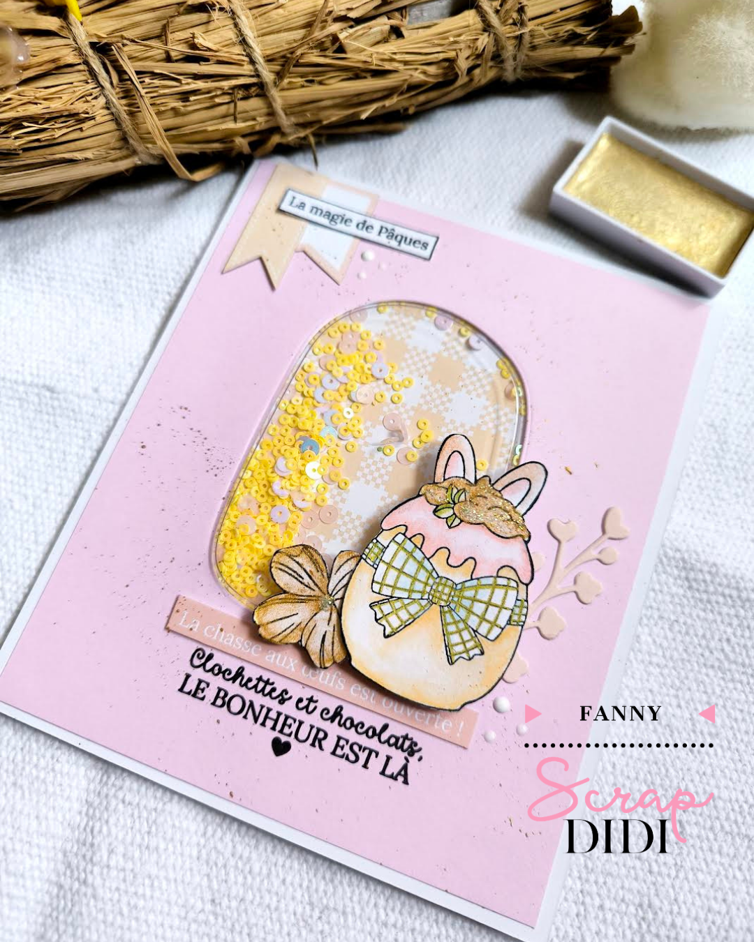 Carte gnome hivernal en scrapbooking avec ouverture ronde, flocon découpé et colorisation Derwent Inktense