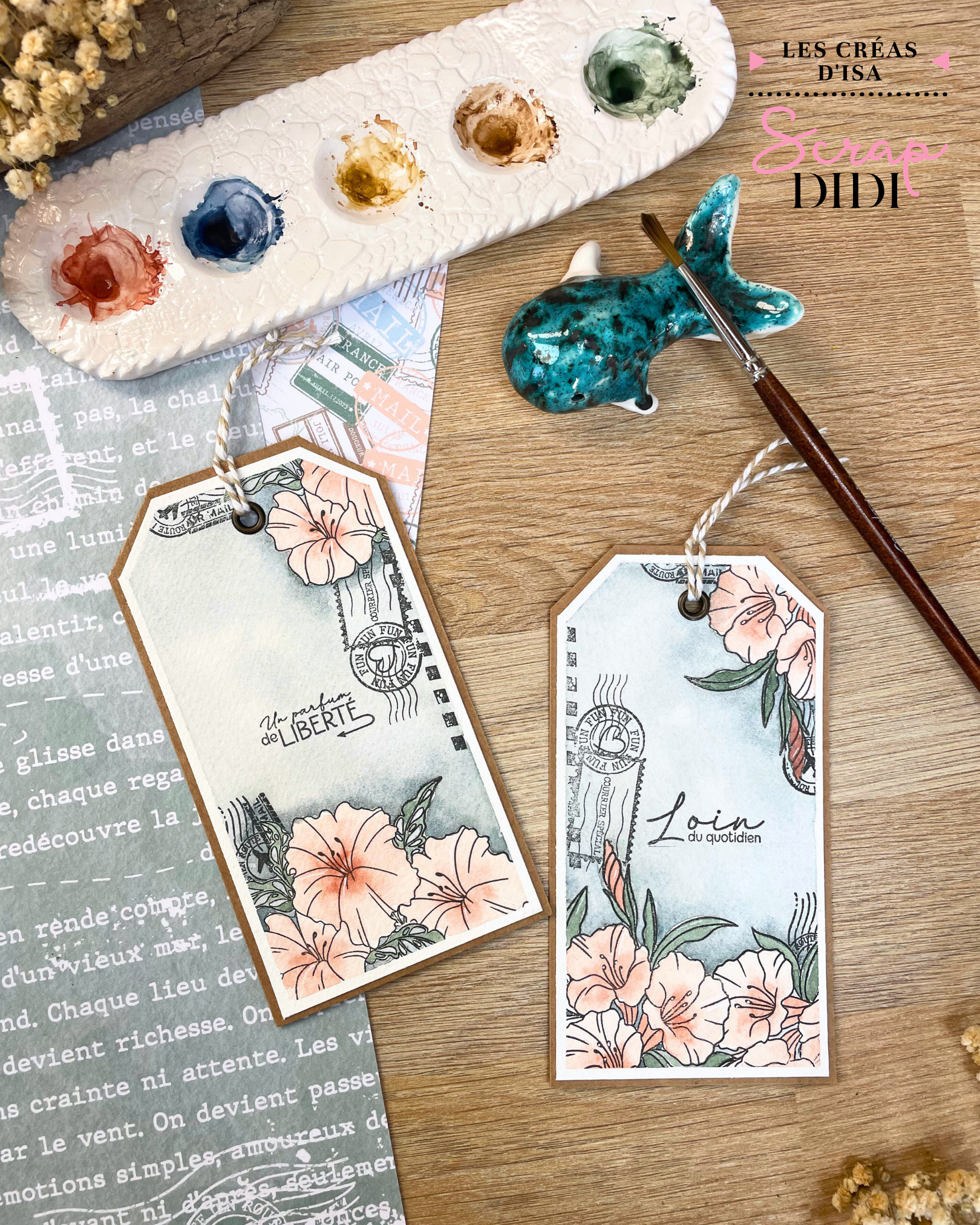 Mini album sur le temps qui passe avec la scrap didi box, fleurs, engrenages, couleurs douces.