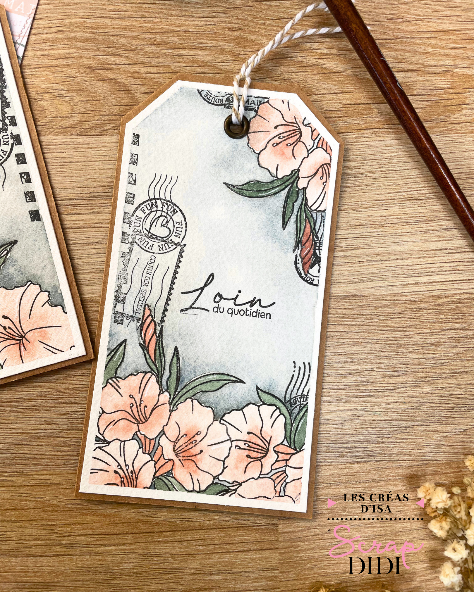 Duo carte et marque-page réalisé avec la collection Carnet de Bord de Scrap Didi, techniques de découpe, cache et colorisation à l’aquarelle pour un cadeau de fin d’année à la maîtresse
