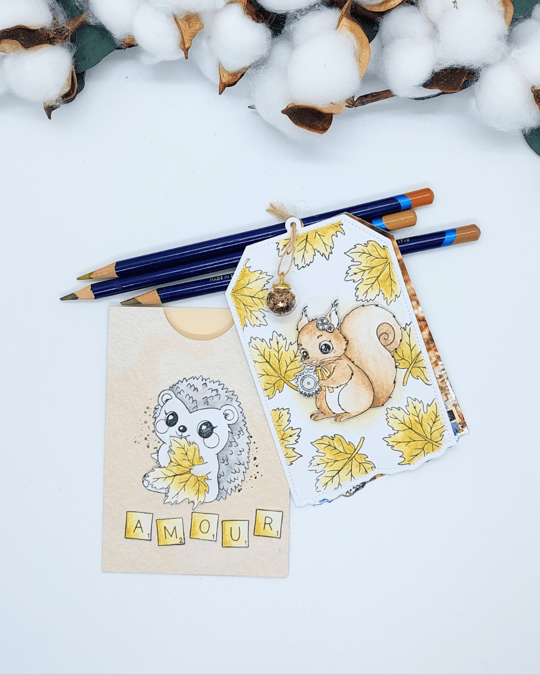 Tag marque-page automnal réalisé avec die étiquette, photo découpée, fond feuillage colorisé aux crayons Derwent Inktense, tampon hérisson modifié, animaux de la forêt, pochette en papier uni Sablier du temps et titre alphabet Scrabble