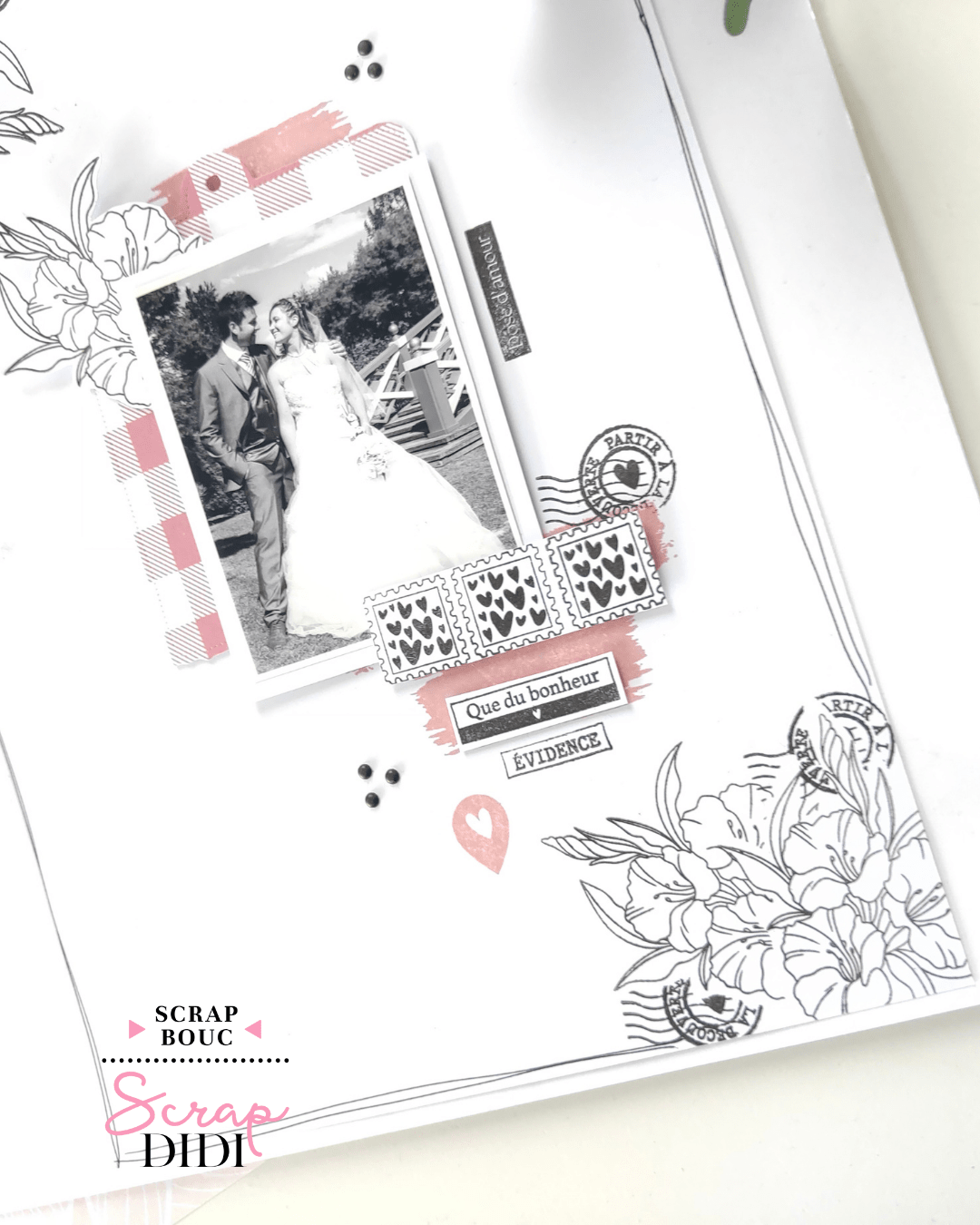 Découvrez la page scrap “Que du bonheur”, réalisée avec différentes collections de la boutique. Une mise en valeur d’une photo de mariage grâce à la technique du cache et une composition romantique.