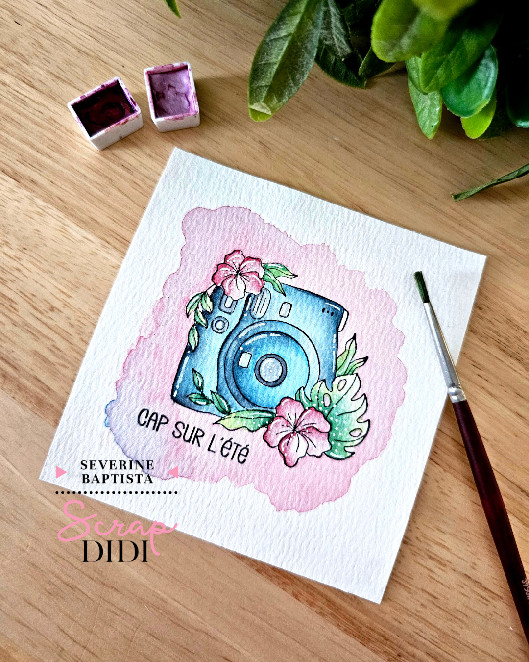 Carte estivale avec tampon Appareil photo colorisé à l'aquarelle Sennelier et collection Un air marin Carte estivale avec tampon Appareil photo colorisé à l'aquarelle Sennelier et collection Un air marin