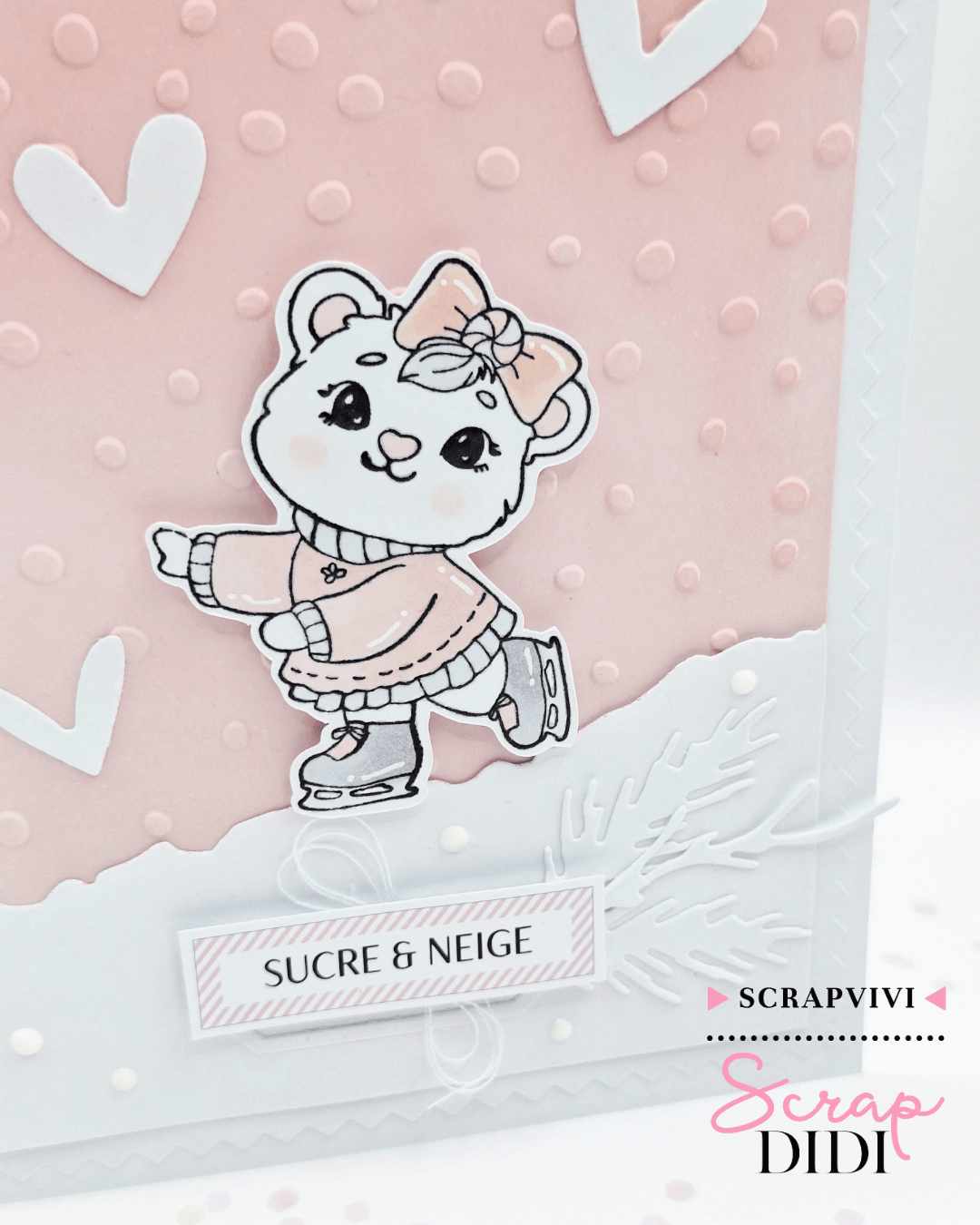 Petite carte douceur hivernale en scrapbooking avec fond dégradé à la Distress Oxide, embossage à froid et scène enneigée Petite carte douceur hivernale en scrapbooking avec fond dégradé à la Distress Oxide, embossage à froid et scène enneigée