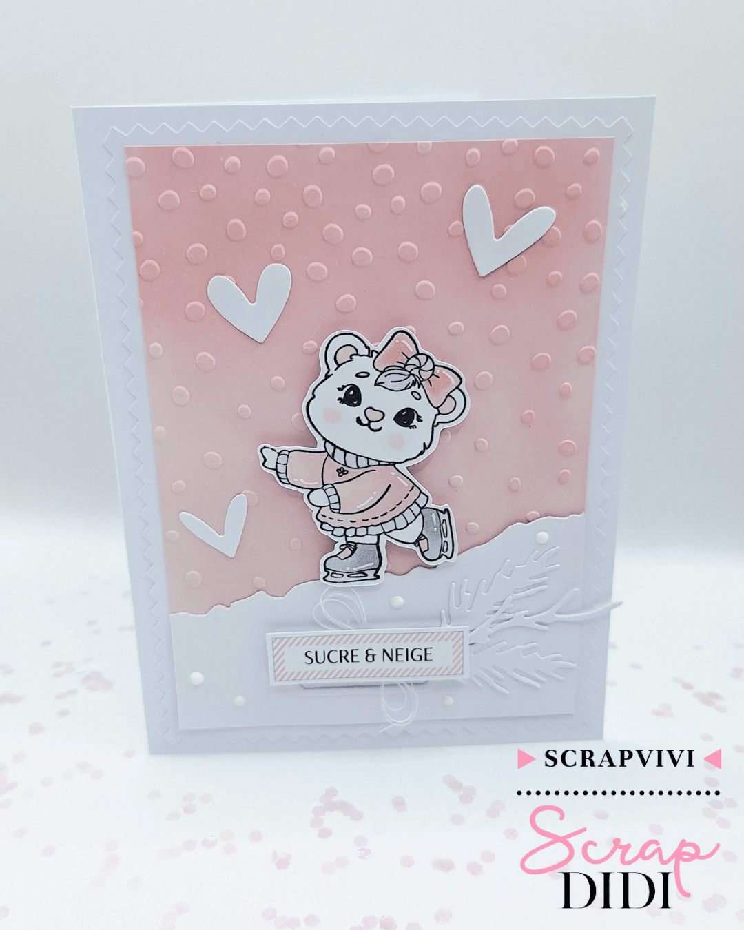 Petite carte douceur hivernale en scrapbooking avec fond dégradé à la Distress Oxide, embossage à froid et scène enneigée Petite carte douceur hivernale en scrapbooking avec fond dégradé à la Distress Oxide, embossage à froid et scène enneigée